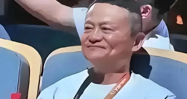 马云NBA赛场胖得像尊佛，和成龙小贝同框，真是越活越有“福相”