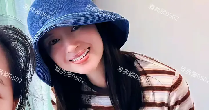 阿那亚偶遇董洁46岁的她虽然个不高很瘦小也不年轻但她耐看有气质