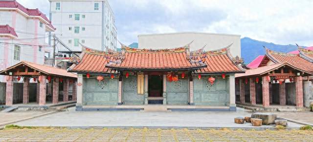 同宗兄弟因琐事结怨两百多年，后由当地政府促和下，两族重归和好