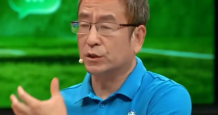 白岩松最新评价：19年前巴萨19号梅西给亚马尔洗澡，1...