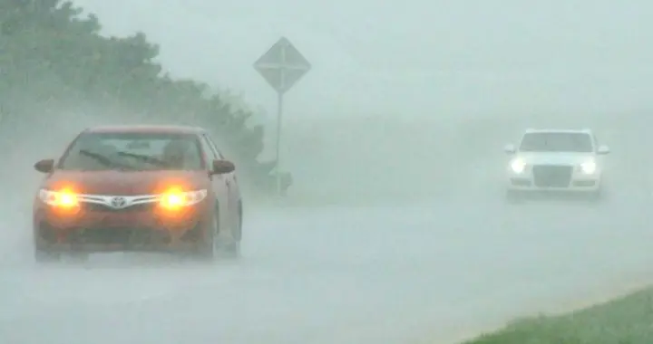 跑高速遇到暴雨，开双闪是很傻的行为吗？