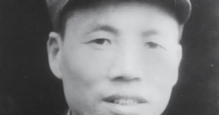 52年军区司令回老家，刚进门就被娘扇了一巴掌：你不是去学打铁了