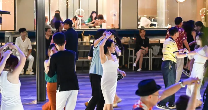 重庆莎莎舞：从热闹回归纯粹，这届舞厅有点不一样