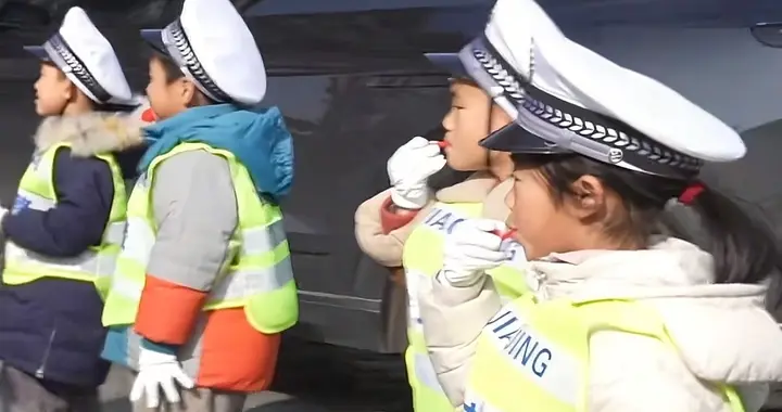 萌娃“交警”出动！幼儿园小朋友变“小交警”，喊话路人戴好头盔