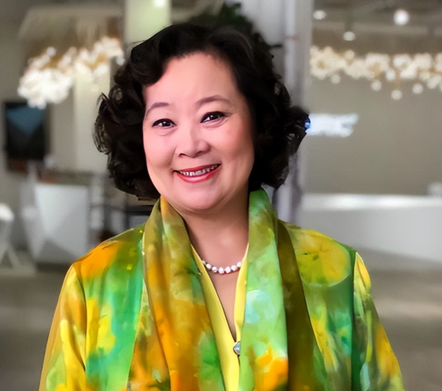 演员方青卓：一婚半年就离，二婚嫁小4岁丈夫，儿子一句话刺痛心