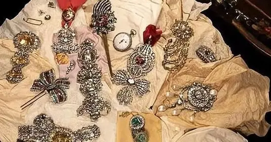 加拿大银行保险库，尘封百年的行李箱被开启，竟然是哈布斯堡珍宝