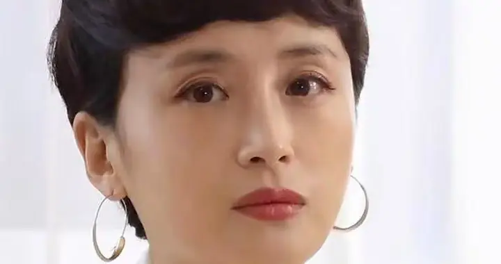 长得漂亮，名气不大但演技好，出道25年零绯闻，如今45岁美貌依旧