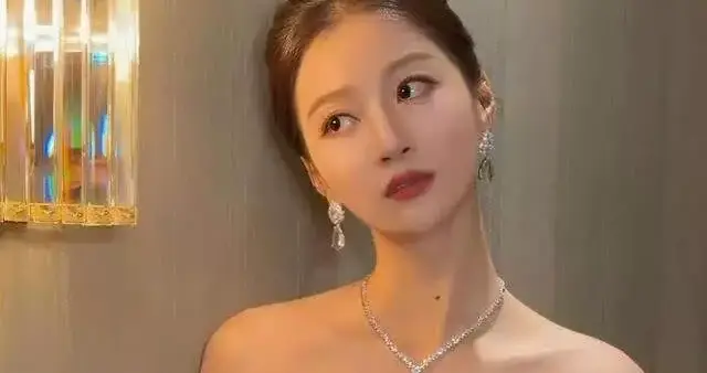 冯琳红裙出圈：顶级主持的自我修养，藏在一件衣服的分寸感里