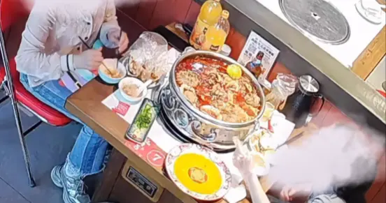 女子吃霸王餐给差评：正脸曝光，自认为没错，要上媒体跟老板对质