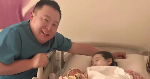 德云社阎鹤祥当爸爸了！照片被晒，评论区火爆，郭麒麟被网友喊话