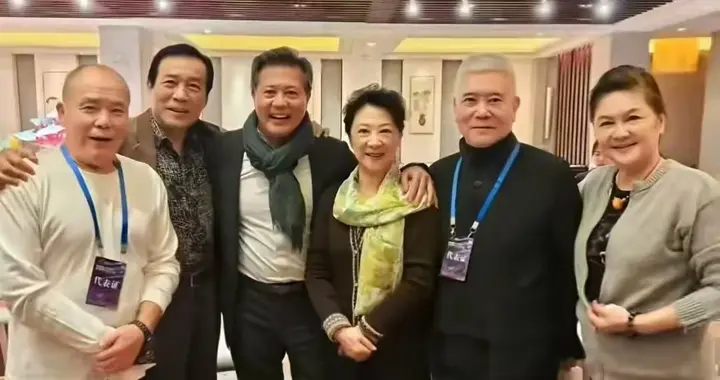 电影《金光大道》男女主演50年后再相逢，“高大泉”白了头