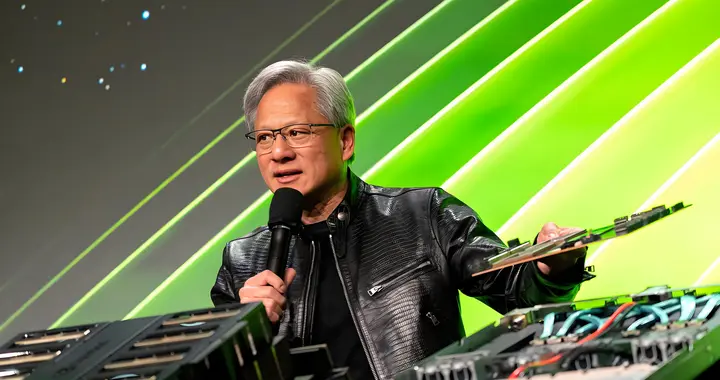 特朗普输了个精光，美国最强劲敌出现，并非中俄，黄仁勋一针见血