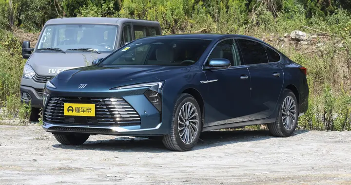 别克全新君越实拍：芯片用高通8155，2.0T+9AT，卖20.99万贵吗？