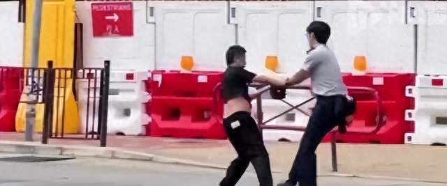 “不要走，站住！”47岁男子疑乱扔烟头遭截查，拔腿狂奔冲出马路逃走，香...
