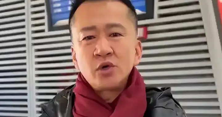过气艺人有多可怜？回老家摆摊炒面，好不容易开个店还倒闭了