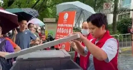 地铁吐血爆红后，女孩直面生命倒计时：临终前只想护住我的公益