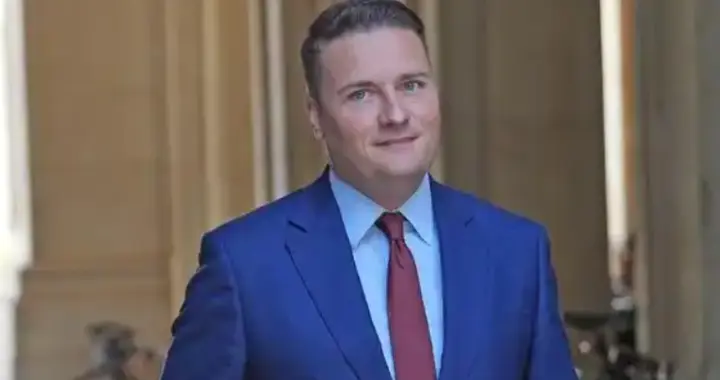 危险迹象出现，英国发出战争警告，要求老百姓囤粮，防的不是俄军