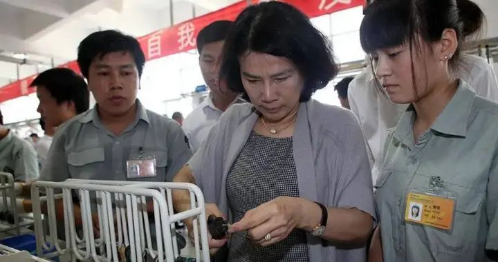 同样都是办学校，董明珠靠一个1块5的橘子口碑暴增，再看曹德旺呢