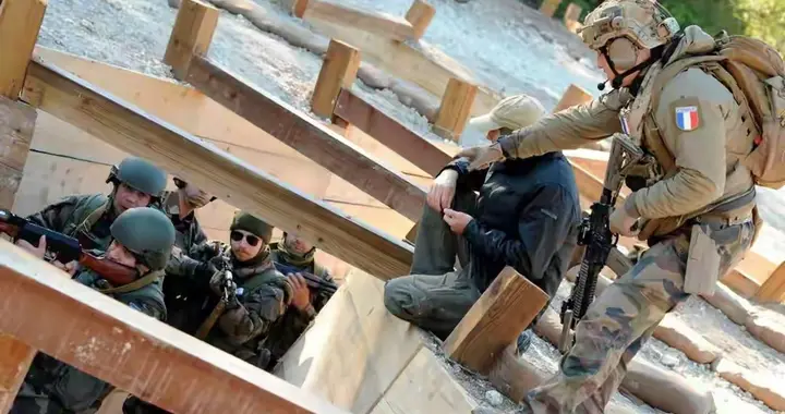 俄军红军城大捷！法械军带头举白旗投降，顶级特种部队全军覆没