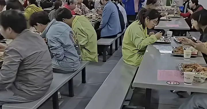 太寒碜？中山3000多人电子厂年会让员工在食堂吃自助，网友怒赞