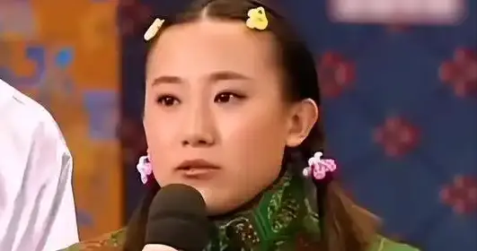 一手好牌打稀烂！从春晚笑星到县城卖唱，如今她成了3个孩子的妈