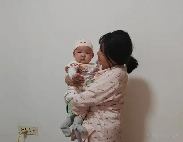 宝宝腹部着凉 寒了胃，突然吐奶怎么办？这份护理指南一定要收好！