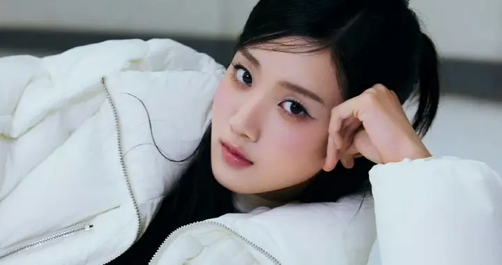 卢昱晓冬日穿搭，白色温柔的千金小姐姐。