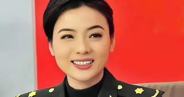 她是女高音歌唱家，一婚嫁大26岁魏文彬，二婚嫁师鹏生1女很幸福