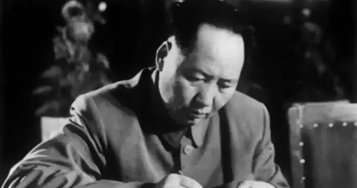 1949年解放军炮击英舰，丘吉尔扬言报复，蒋介石称其无所畏惧