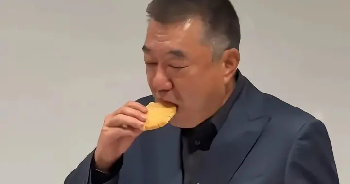 董勇获得最佳男配，私下真实不做作，一手酸奶一手桃酥埋头干饭