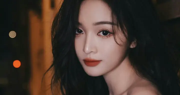 吴宣仪黑裙氛围感十足