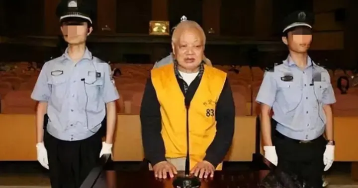 “巨贪”曾锦春落马记：疯狂敛财3123万，为藏钱将保姆发展成情妇