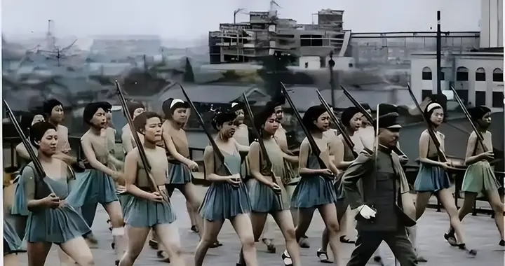 侵华战争中，日本女人到底有多坏？为激励男人参军用三个无耻方法