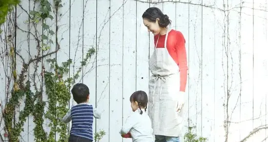 给老人雇了保姆，全家都在老人家吃住，保姆闲得还上了老年大学！