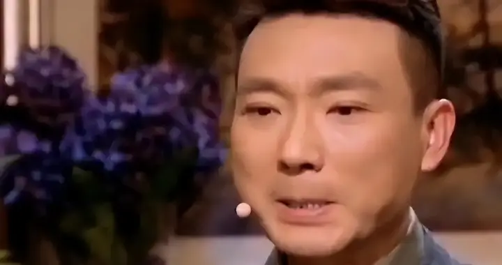 "央视一哥"康辉丁克一辈子，46岁因一通电话后悔，书中写下伤心事