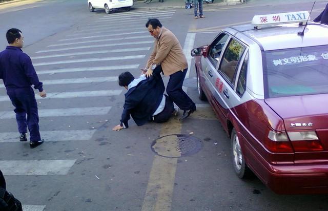 青岛 “人撞人” 案发酵：法官好心划分责任，为何难平公众质疑？