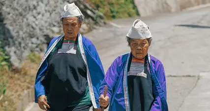 侗寨相守53年！老两口吵了一辈子，到老却谁也离不开谁
