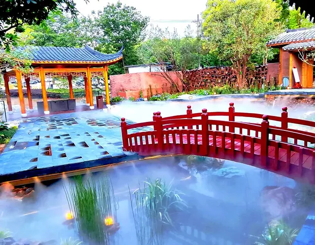 雾森染黛瓦，庄园浸春夜