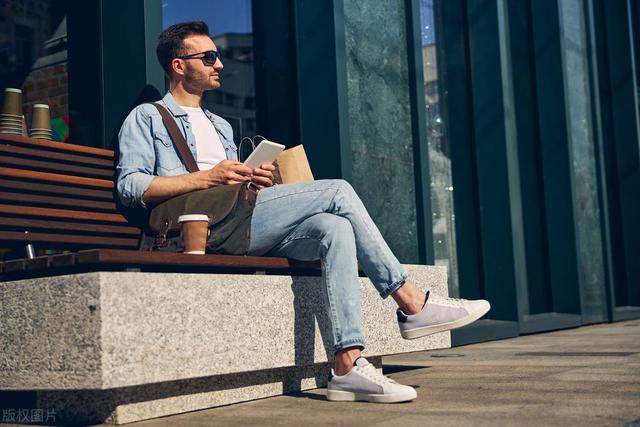 男人坚持这4个动作，保持充沛体能，找回年轻状态