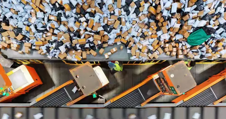 一个蓬勃生长的超大规模市场，成为中国经济抵御风浪的破浪之舟