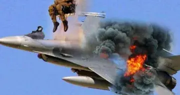 被击中战机飞行员跳伞不能谢杀