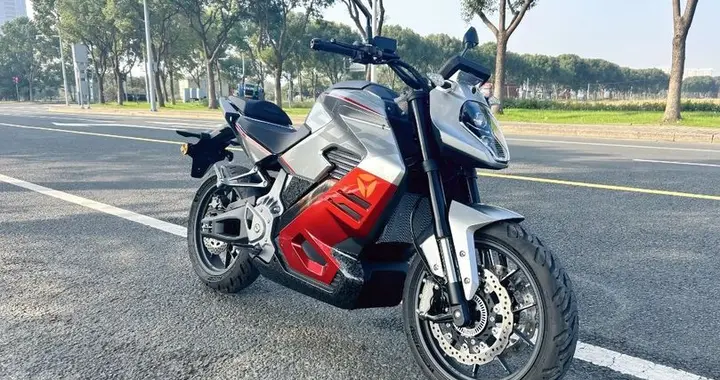 4.7万的电摩？雅迪FD9即将量产下线，网友：为什么不选张雪820RR
