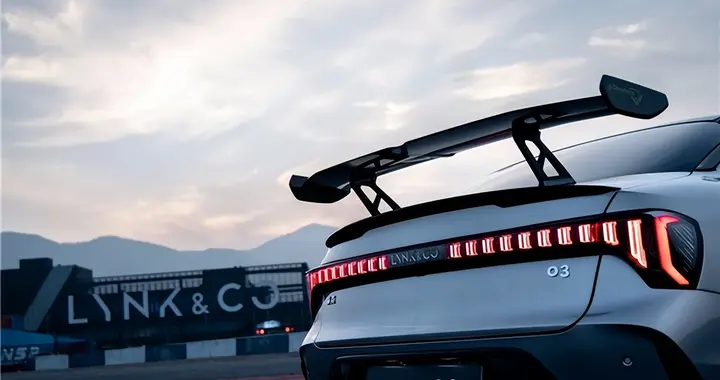 韩东君解锁赛道新身份 为领克 03 全家桶实力站台