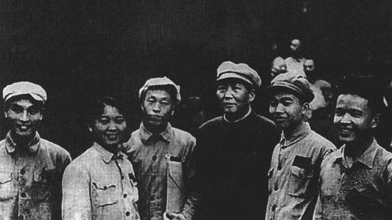 龙的传人——人物图志：毛泽东与出席会议的