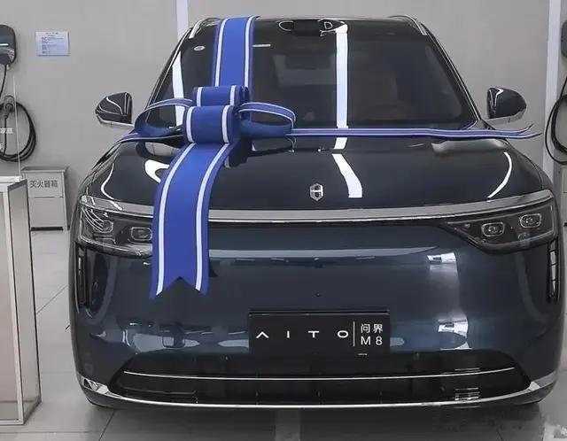 省下10万却花4万买服务？问界M8 Ultra提车账本：10人伺候值不值！