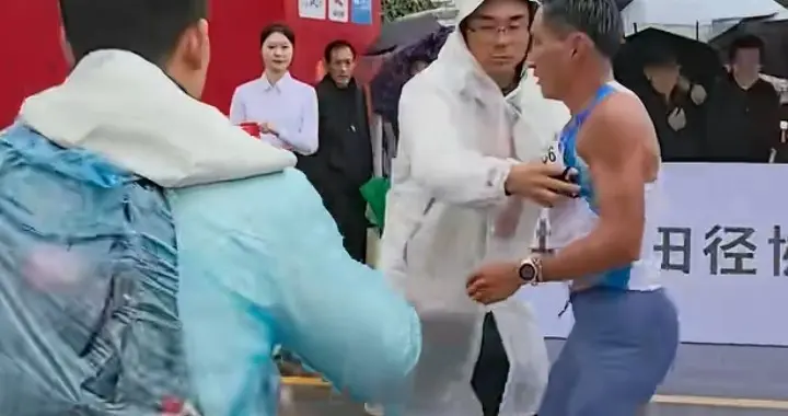 选手专业、裁判业余，马拉松冠军即将撞线，被裁判一把推出赛道