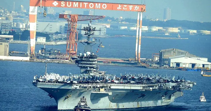 辽宁舰前出岛链，美军有所顾忌？日媒：罗斯福号停靠日本横须贺