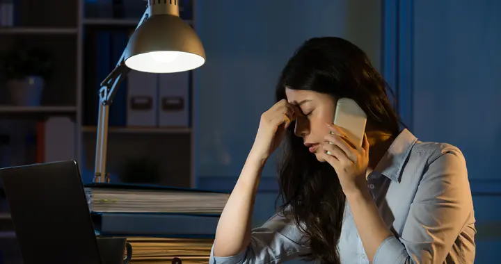 53岁女子突发脑梗去世，生前爱运动不熬夜，丈夫哭诉：她不听我的