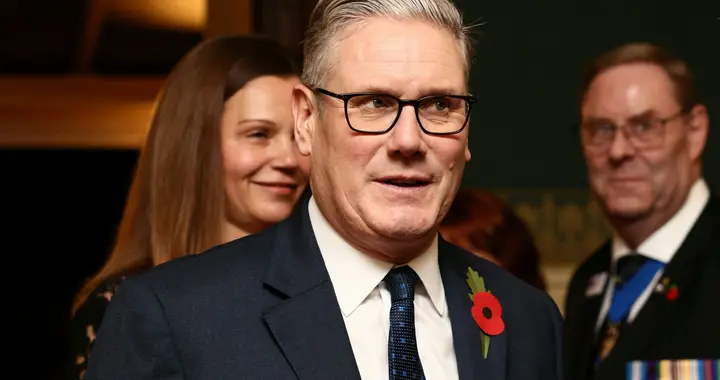 9日深夜，中方反击准时开始，斯塔默还没启程访华，英国连开两枪