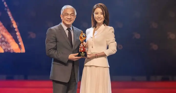 50岁林心如参加世新大学校庆，获杰出校友奖杯，女神真的好优秀